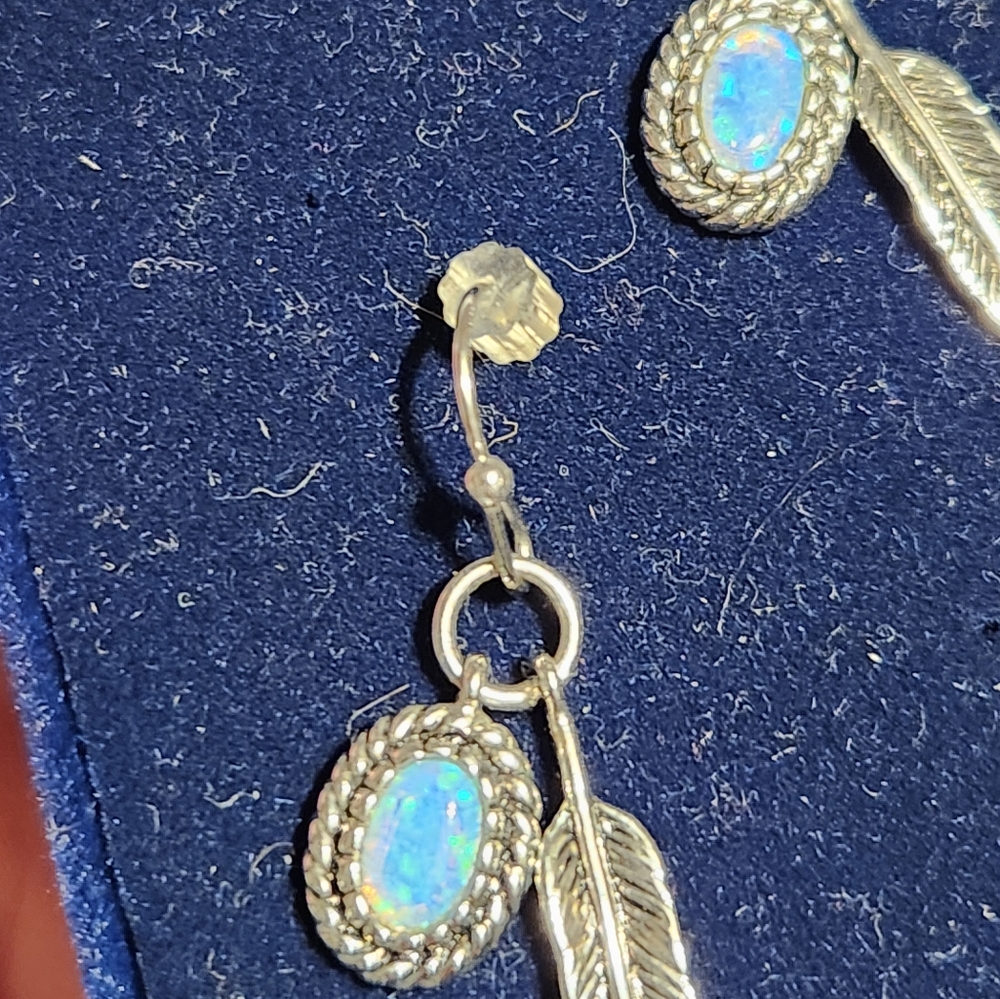 Montana Silversmith's Opal necklace and earrings set. - Picture 4 of 6